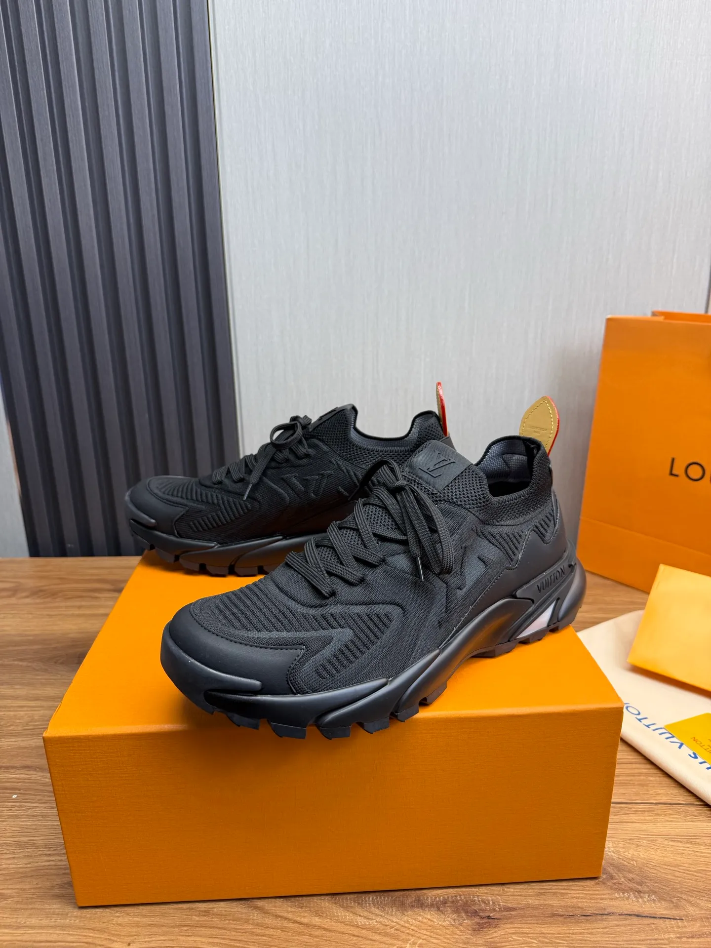 Men's Men's Shoes 580💰 🌈LV | Louis Vuitton 2025 LV Louis Vuitton L House Donkey Brand Latest Olympia Series Couple Style Silver Horn King Casual Sports Shoes Running Shoes This LV Olympia sports shoe combines mesh fabric and metallic synthetic leather and other technical fabrics to reinterpret the classic running shoe design with a neat and simple design. Lightweight EVA outsole provides a stretchy fit. Rich details such as Monogram embossing and LV letters establish recognition. Exquisite packaging at the delivery counter 🛍📦 ▪️Fabric: original imported technical fabric + mesh ▪️Inner lining: original customized breathable mesh ▪️Sole: original molded rubber foam material ▪️Sole thickness: 3.5CM ▪️Size: 38-44 yards